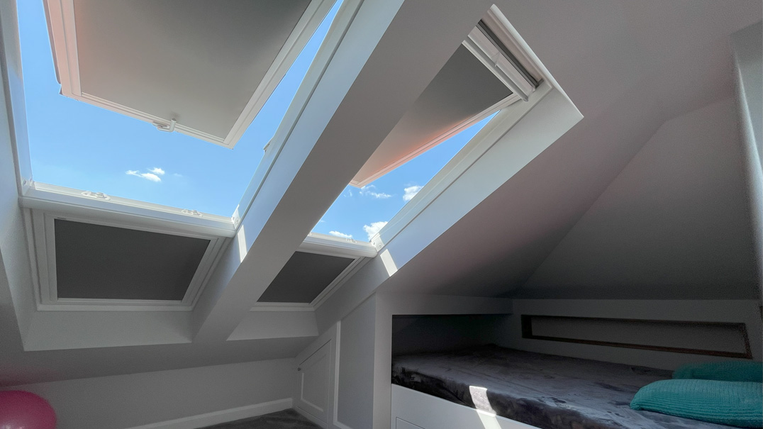 VELUX tetőablak fényzáró roló hálószobában