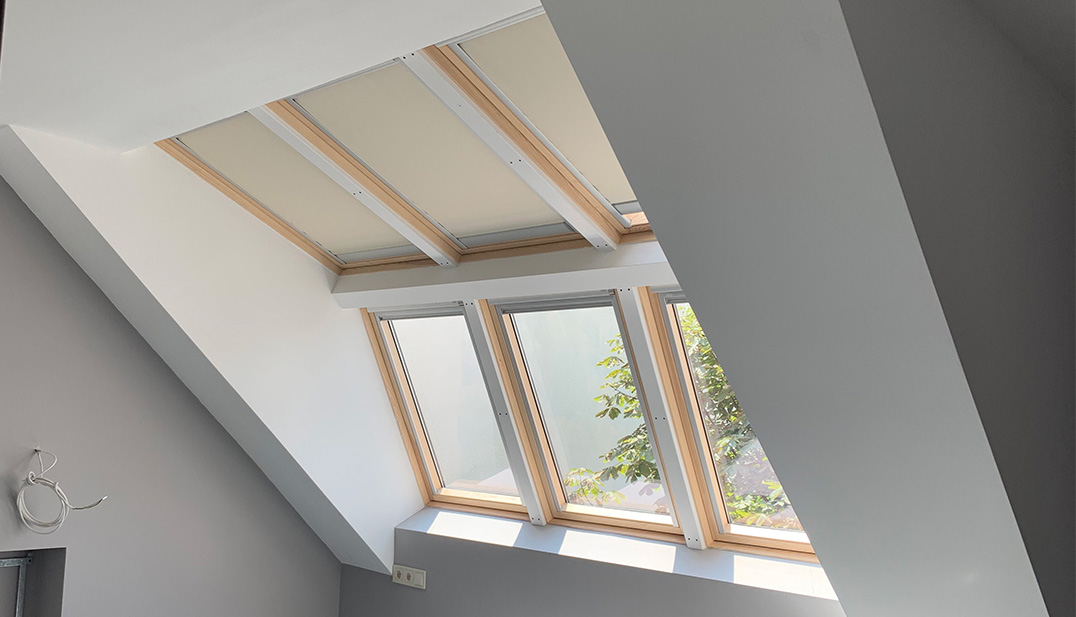 Napelemes fényzáró roló velux manzárd tetőablakon