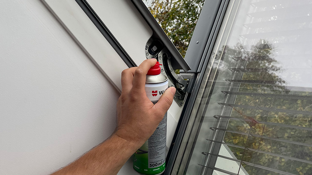 VELUX tetőtéri ablak javítása , karbantartása és szervizelése