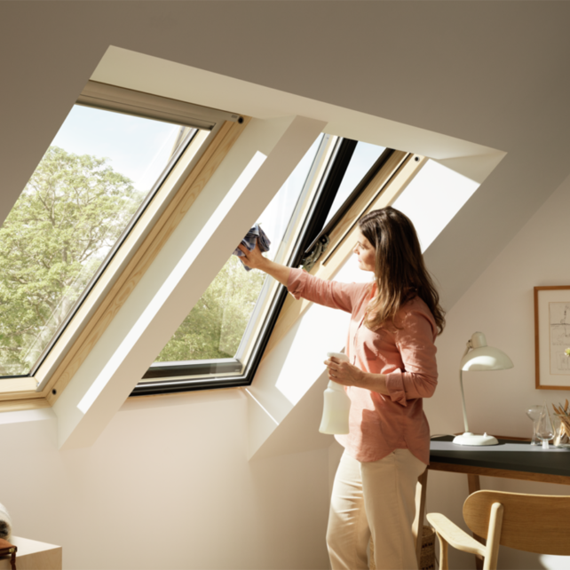 velux-felnyilo-tetoablak-fabol-also-kilinccsel