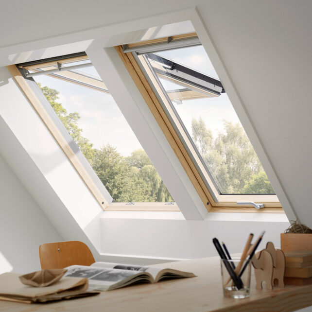 velux-felnyilo-tetoablak-fabol-also-kilinccsel