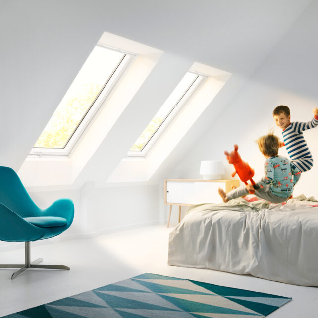 velux-felnyilo-muanyag-tetoablak-also-kilinccsel