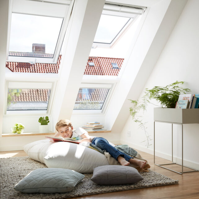 velux-felnyilo-muanyag-tetoablak-also-kilinccsel