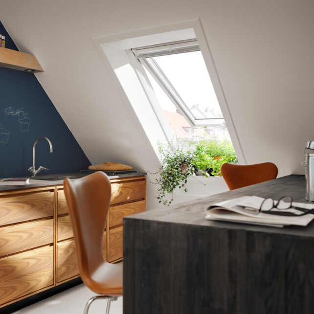 velux-felnyilo-muanyag-tetoablak-also-kilinccsel