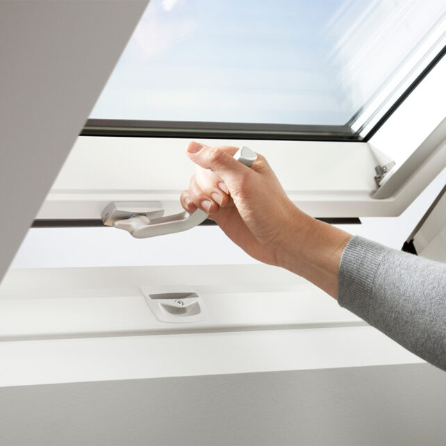 velux-muanyag-tetoablak-also-kilinccsel