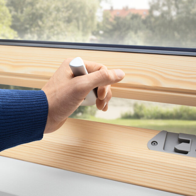 velux-felnyilo-tetoablak-fabol-also-kilinccsel