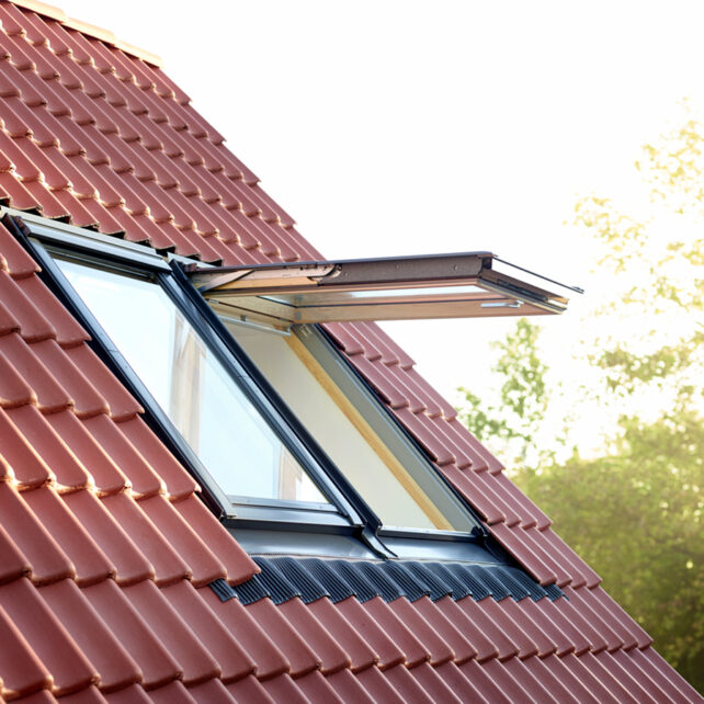 velux-felnyilo-tetoablak-fabol-also-kilinccsel