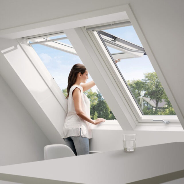 velux-felnyilo-muanyag-tetoablak-also-kilinccsel