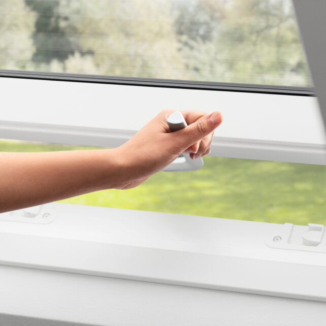 velux-felnyilo-muanyag-tetoablak-also-kilinccsel