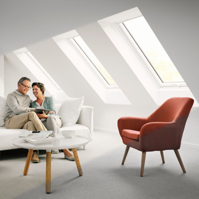 velux-felnyilo-muanyag-tetoablak-also-kilinccsel