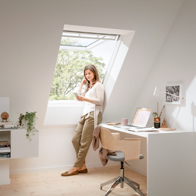 velux-felnyilo-muanyag-tetoablak-also-kilinccsel