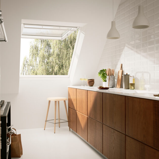 velux-felnyilo-muanyag-tetoablak-also-kilinccsel