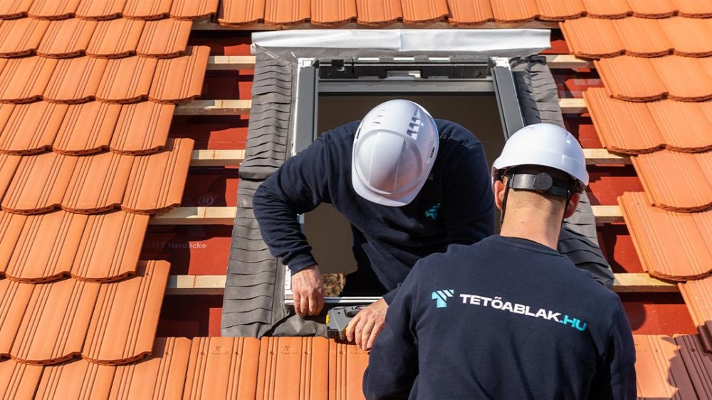 VELUX tetőablak beépítése, fóliagallérok csatlakoztatása