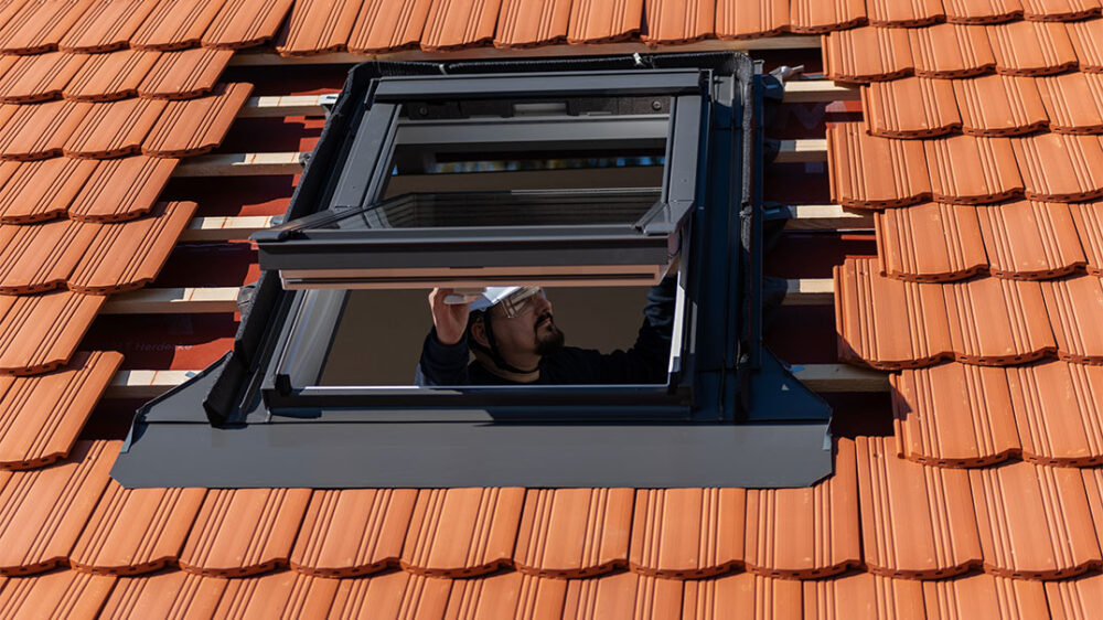 VELUX tetőablak beépítése, hézagok beállítása