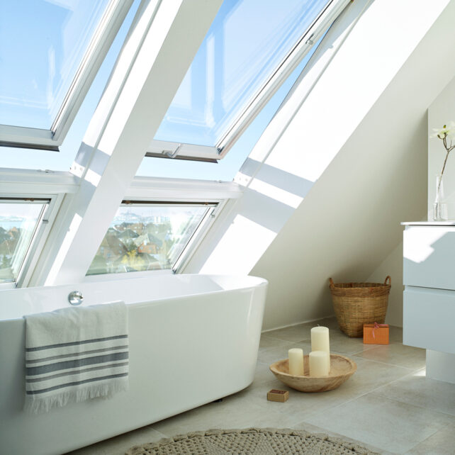 velux-felnyilo-muanyag-tetoablak-also-kilinccsel