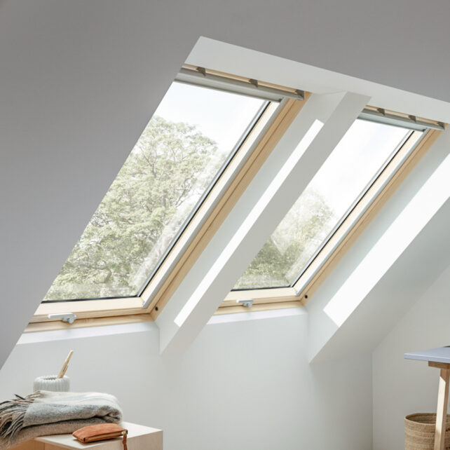 velux-felnyilo-tetoablak-fabol-also-kilinccsel